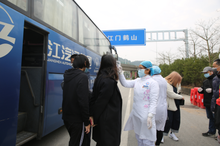 馮嘉文（前左三）在九江聯(lián)合檢疫站點執(zhí)勤。 王一凡攝