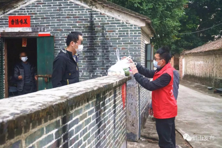 隔離不隔愛，志愿者為居家隔離家庭定期采購生活用品。