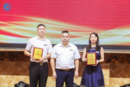005 常務(wù)副會(huì)長(zhǎng)、副會(huì)長(zhǎng)、秘書(shū)長(zhǎng)、理事牌匾。.jpg