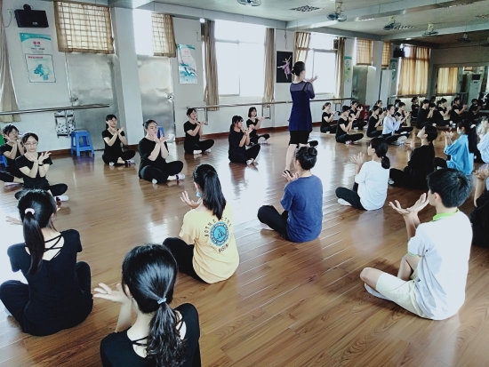 已處理16103475866172020年6月，廣西龍州縣職教中心學前教育專業(yè)學生在鶴山職校進行舞蹈技能培訓。.jpg
