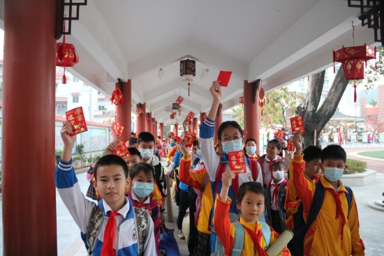 1.回校了，收到“學(xué)業(yè)進(jìn)步”大紅包，好開(kāi)心。（沙坪七?。?JPG