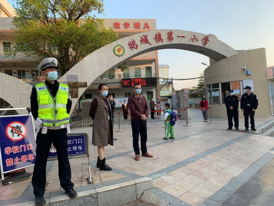 8.鶴城鎮(zhèn)警察叔叔、鶴城一小行政班子為學(xué)生返校保駕護(hù)航.jpg