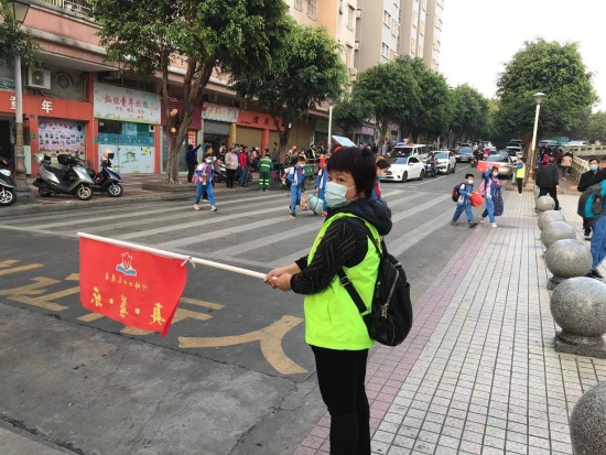 9.家長(zhǎng)義工維持上學(xué)秩序（沙坪四?。?jpg