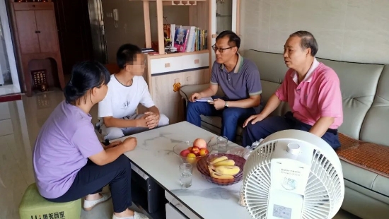 已處理1626771117281古勞中學老師在家訪過程中，向家長、學生進行假期安全管理教育，特別是防溺水安全、防詐騙安全、衛(wèi)生防疫安全等。.jpg