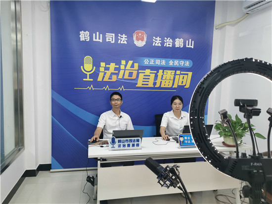 3.歐錦波局長(zhǎng)代表市民政局上線法治直播間，解讀《慈善法》   關(guān)注“放心捐”.jpg