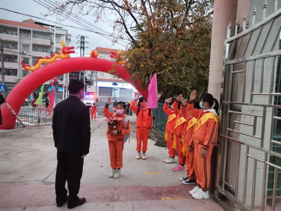 已處理3  “老師，您好！”“同學(xué)，早！”合成小學(xué)校門(mén)學(xué)生向老師、同學(xué)敬禮問(wèn)好.jpg