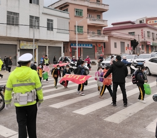 已處理11  連南小學(xué)交警、教師、家長(zhǎng)義工組成“返校安全護(hù)學(xué)崗”.jpg