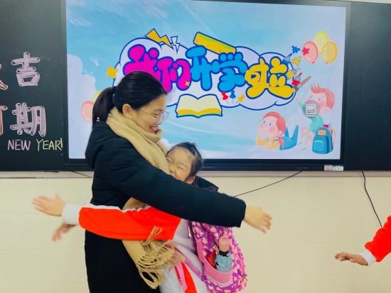 已處理19  “老師，我太想您了?！鄙称阂恍【承^(qū)的小朋友跟老師來(lái)一個(gè)大大的擁抱.jpg