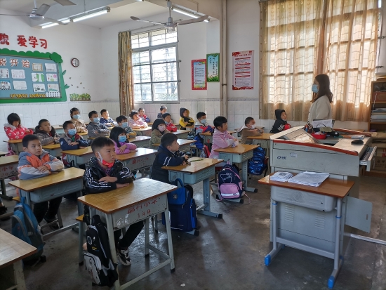 已處理28新學(xué)期，新希望。址山廓村麥源生小學(xué)同學(xué)們課堂上認(rèn)真聽(tīng)課.jpg