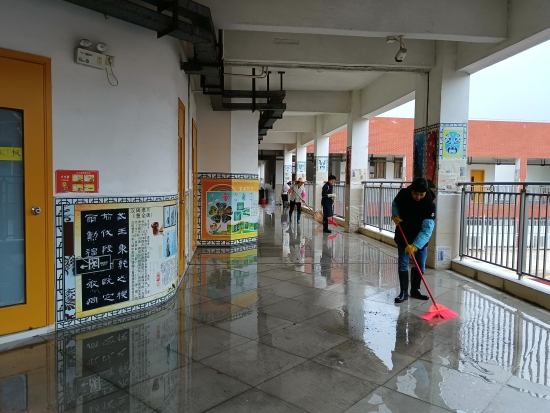 已處理35  碧桂園學(xué)校教職員工清洗課室、走廊.jpg