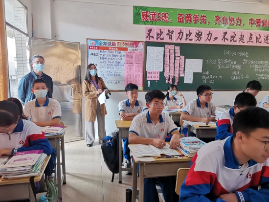 已處理6.開學(xué)調(diào)研，調(diào)研組成員推門聽課.jpg