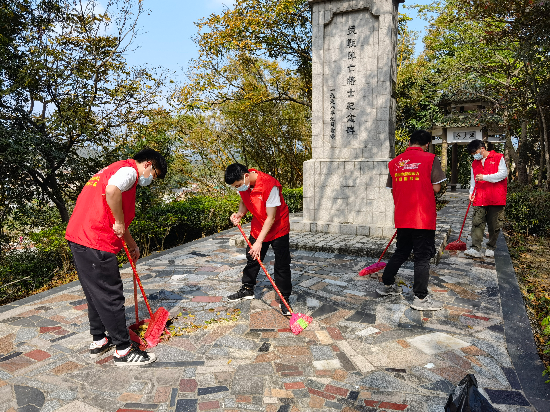 清明節(jié)來(lái)臨之際，宅梧鎮(zhèn)退役軍人服務(wù)站工作人員發(fā)動(dòng)退役軍人僑都星火志愿服務(wù)隊(duì)對(duì)我鎮(zhèn)四座烈士紀(jì)念碑進(jìn)行巡查、打掃清潔工作，志愿服務(wù)隊(duì)們也是“收獲滿(mǎn)滿(mǎn)”啊3.jpg