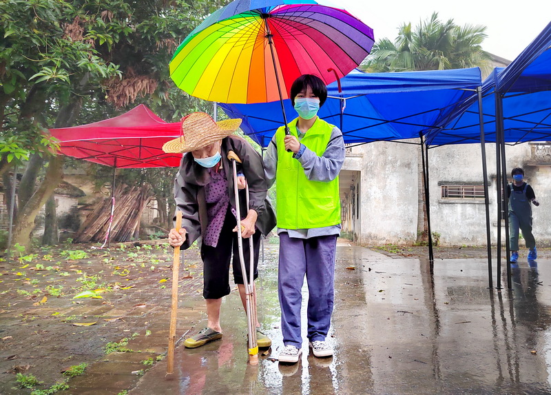 陳麗英《奶奶，打疫苗去》_調(diào)整大小.jpg