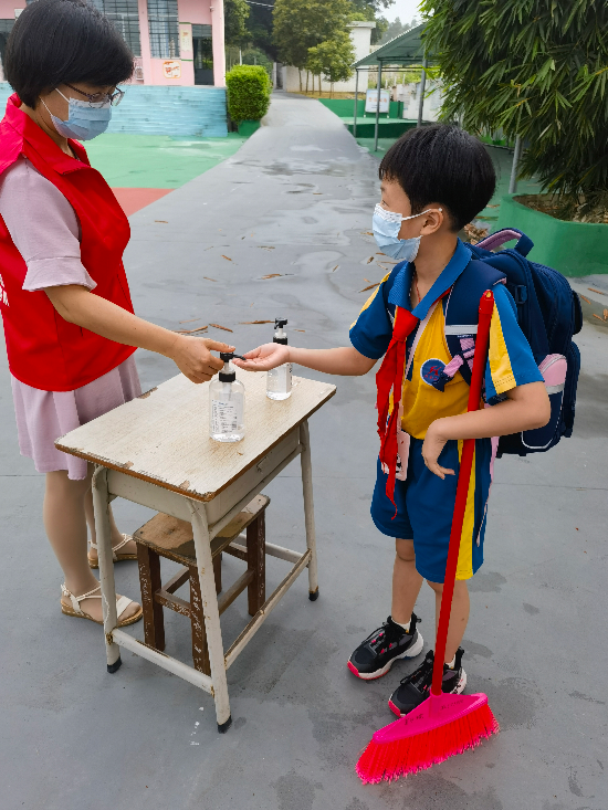 雙合鎮(zhèn)雙合小學(xué)（返學(xué)時(shí)）老師為進(jìn)入校園的孩子進(jìn)行了全面的消毒和清潔，做好疫情防控工作，保護(hù)自己的同時(shí)保護(hù)他人 (2).jpg
