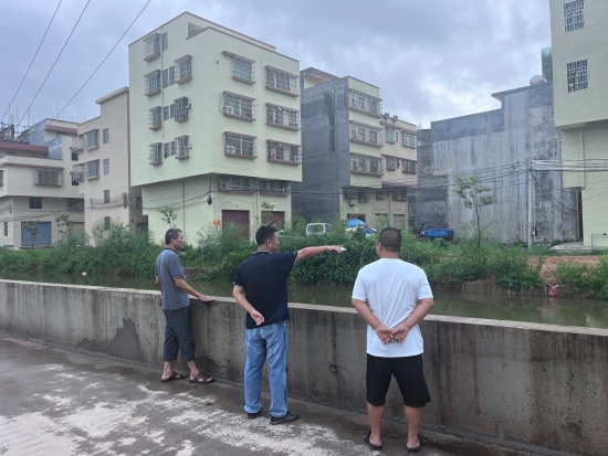 已處理1662101823660黨委委員馮雨帶領村委干部巡查轄區(qū)內(nèi)河流情況。.jpg