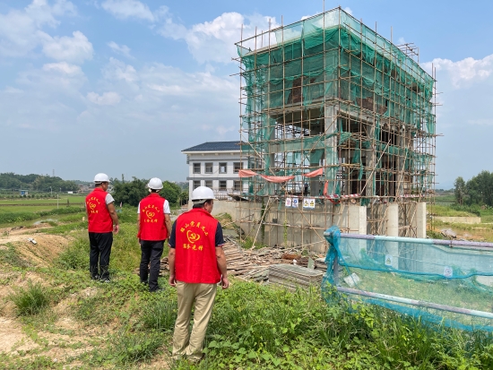 已處理1662101823660黨員義工前往在建樓房檢查安全隱患情況。.jpg