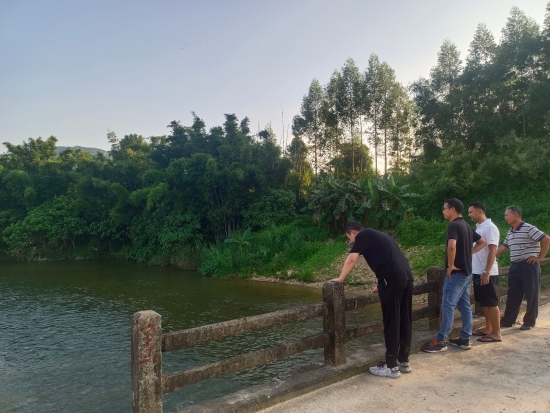已處理1662101823660副鎮(zhèn)長王靖帶隊檢查轄區(qū)內(nèi)易澇區(qū)域。.jpg