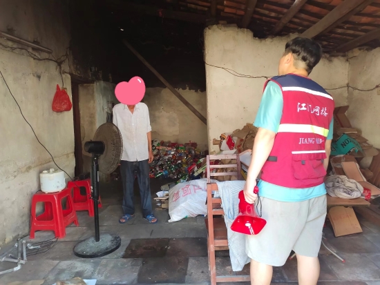已處理1662101823660網(wǎng)格員排查轄區(qū)內(nèi)的特困戶住宅的安全隱患。.jpg