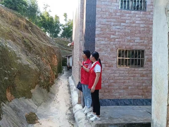 已處理1662101823660云東村駐村第一書記劉曉對地質災害點進行實地走訪排摸，排查區(qū)域安全風險隱患。.jpg