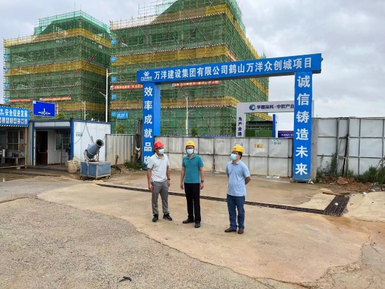 已處理1662101823661黨委書記馮永強、黨委委員王宗球到轄區(qū)內(nèi)在建工地檢查“五停”工作。.jpg