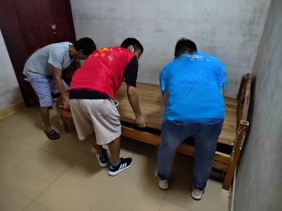 已處理1662101823661黨員義工和雙百社工布置轉移人群應急避難床鋪。.jpg