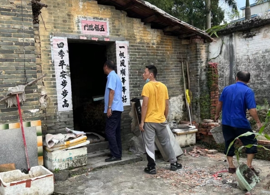 已處理1662101823661鎮(zhèn)人大主席李子成帶隊排查房屋安全隱患。.jpg