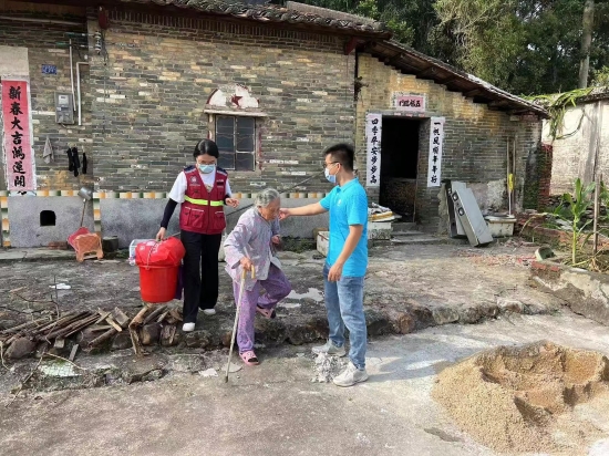 已處理1662101823662網(wǎng)格員及時轉移獨居老人，并為已轉移安置妥當?shù)莫毦永先怂蜕细杉Z和晚餐。.jpg