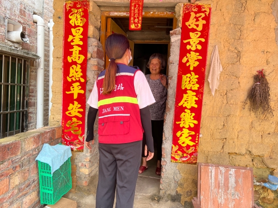 已處理1662101823662網(wǎng)格員入戶向獨居老人宣傳防臺風小知識，幫助排查安全隱患。.jpg