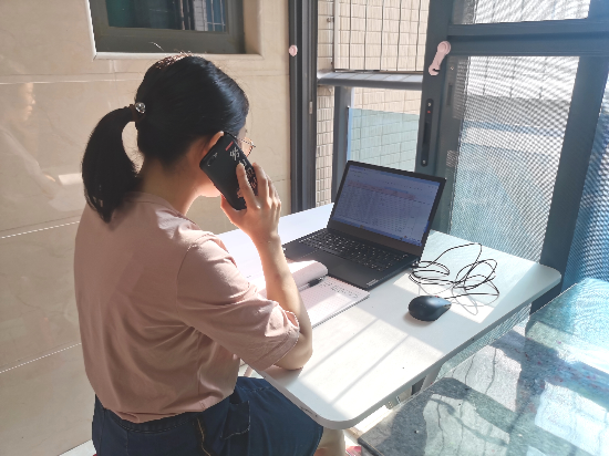 4沙坪六小趙翠霞老師在家做流調(diào)工作人員，隨時準(zhǔn)備著學(xué)校下達的打電話任務(wù)，并把每位需要通知去進行核酸檢測的人員作好跟蹤記錄。.jpg
