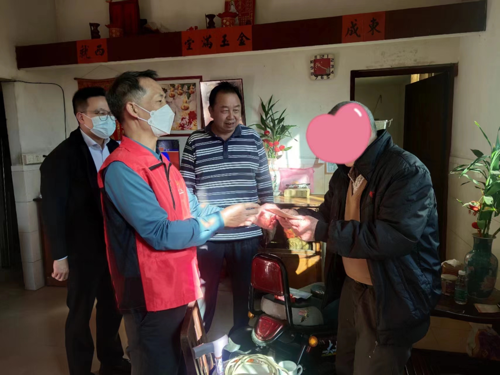 1月14日下午，鶴山市水利局黨組書(shū)記、局長(zhǎng)趙榮贊帶隊(duì)走訪慰問(wèn)結(jié)對(duì)幫扶的困難黨員.jpg