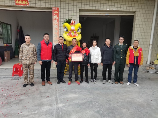 已處理1674092129216市退役軍人事務(wù)局副局長溫寶謙一行到龍都村現(xiàn)役軍人王耀成家中送立功喜報，并提前向王耀成家屬送上新春祝福，鼓勵軍人努力拼搏、再立新功。.jpg