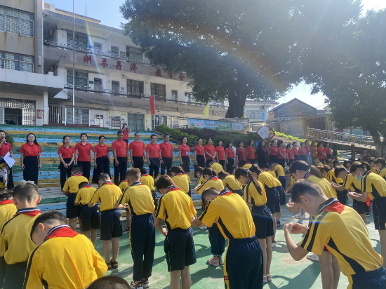 古勞鎮(zhèn)龍溪小學(xué)孩子們正在進(jìn)行拜師禮。.jpg