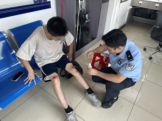 10月1日古勞所在巡邏過程中，一名18歲男子在石巖頭橋底附近騎單車不慎跌倒，手部腿部有擦傷，民警立即將其帶回派出所，并幫其傷口作簡(jiǎn)單處理。 (1).jpg