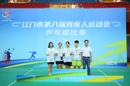 已處理1699002106077圖片2：馮曉欣（右二）、黃嘉馨（右三）獲乒乓球女子雙打TT13級金牌.jpeg