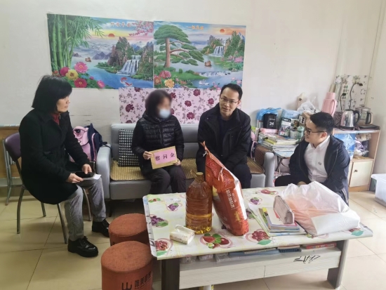 已處理1706842077704右二市 委副書記趙磊，左一市總工會副主席呂麗群.jpg