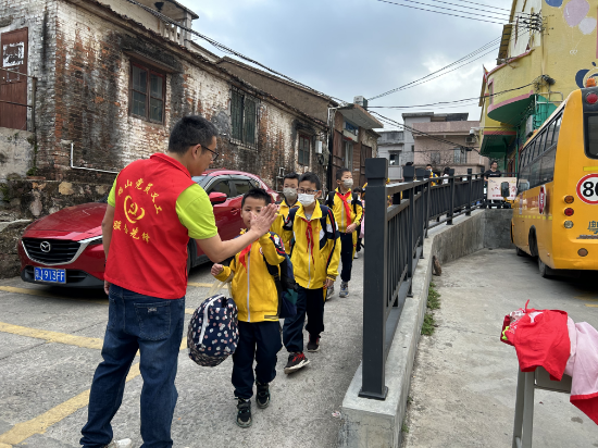 鶴山市古勞鎮(zhèn)龍溪小學(xué)--中心校李明健校長(zhǎng)和學(xué)生擊掌，鼓勵(lì)學(xué)生.jpg