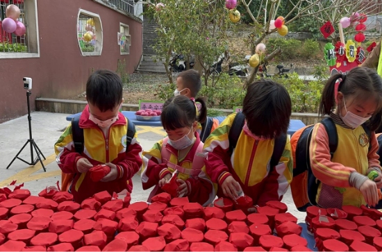 宅梧鎮(zhèn)中心幼兒園為孩子們精心策劃了“幸運(yùn)拆盲盒”獨(dú)特的開(kāi)學(xué)儀式，在踏入幼兒園門(mén)口的一剎那，就給了孩子們一個(gè)大大的驚喜。.png