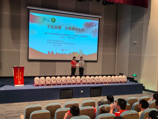 已處理1716374736287市殘聯(lián)黨組成員、副理事長秦碧霞向殘疾人家庭贈(zèng)送書籍.jpg