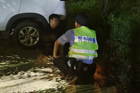 深夜，民警化身“暖心樹洞” (1).jpg