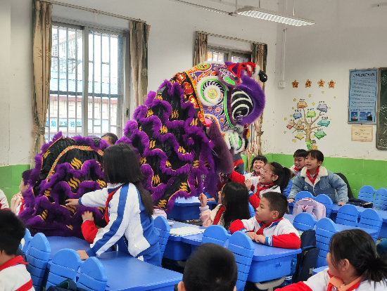 10鎮(zhèn)南小學(xué)獅子隊(duì)與學(xué)生親密互動1 (1).jpg