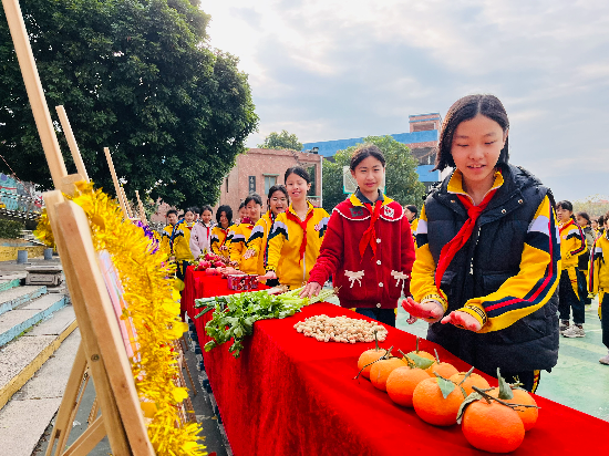 龍溪小學(xué)孩子一個(gè)接一個(gè)摸意頭，好事一樁一樁接踵而來！.jpg