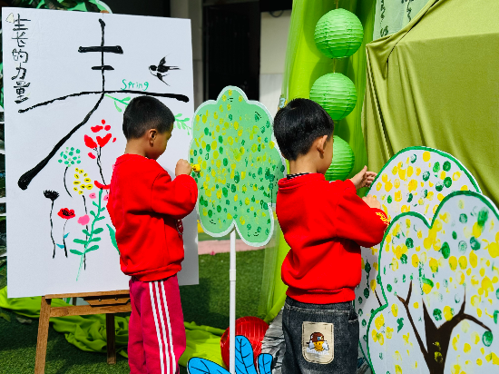 新星幼兒園開學(xué)點(diǎn)春---成長的力量，孩子感受春的美好，我為小樹添綠啦！.jpg