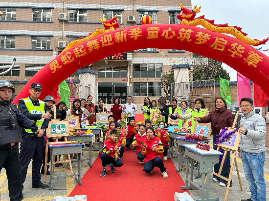 龍溪小學(xué)教師、公安民警、志愿者、家長們一同保駕護(hù)航.jpg