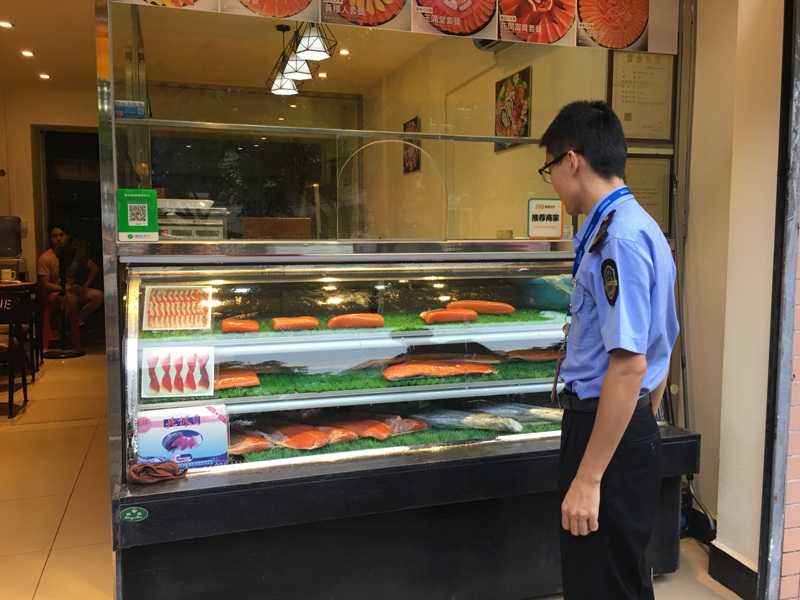 執(zhí)法人員檢查“三文魚(yú)”現(xiàn)場(chǎng)銷售店.JPG